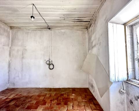 Linda moradia geminada com 163 m² para renovar I Cheia de potencial I Centro de São Brás de Alportel