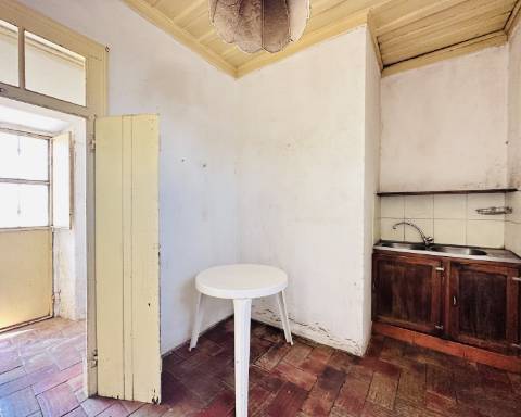 Linda moradia geminada com 163 m² para renovar I Cheia de potencial I Centro de São Brás de Alportel