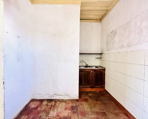 Linda moradia geminada com 163 m² para renovar I Cheia de potencial I Centro de São Brás de Alportel