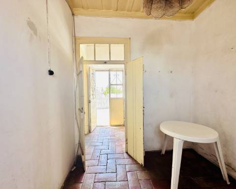 Linda moradia geminada com 163 m² para renovar I Cheia de potencial I Centro de São Brás de Alportel