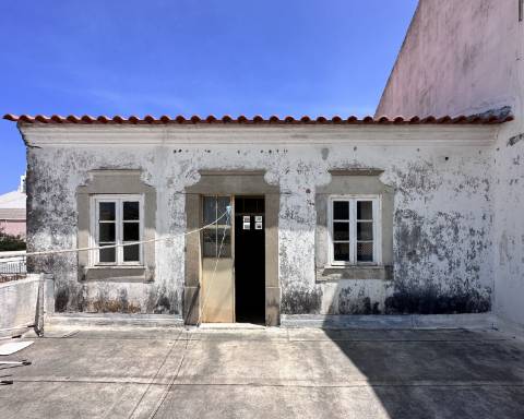 Linda moradia geminada com 163 m² para renovar I Cheia de potencial I Centro de São Brás de Alportel