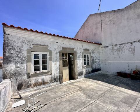 Linda moradia geminada com 163 m² para renovar I Cheia de potencial I Centro de São Brás de Alportel