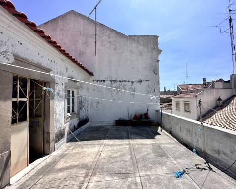 Linda moradia geminada com 163 m² para renovar I Cheia de potencial I Centro de São Brás de Alportel