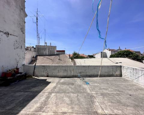 Linda moradia geminada com 163 m² para renovar I Cheia de potencial I Centro de São Brás de Alportel