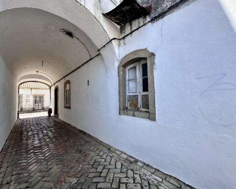 Linda moradia geminada com 163 m² para renovar I Cheia de potencial I Centro de São Brás de Alportel