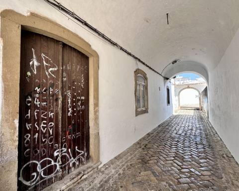 Linda moradia geminada com 163 m² para renovar I Cheia de potencial I Centro de São Brás de Alportel