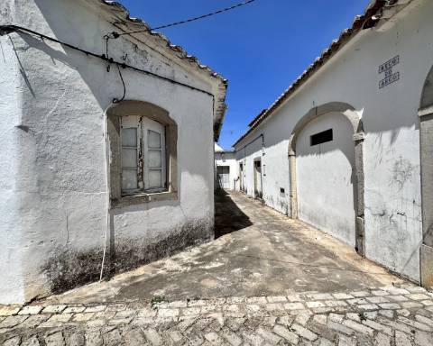 Linda moradia geminada com 163 m² para renovar I Cheia de potencial I Centro de São Brás de Alportel