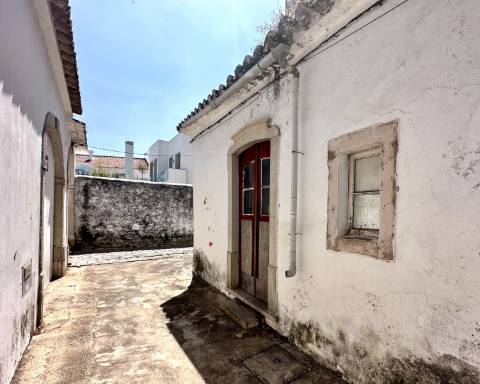 Linda moradia geminada com 163 m² para renovar I Cheia de potencial I Centro de São Brás de Alportel