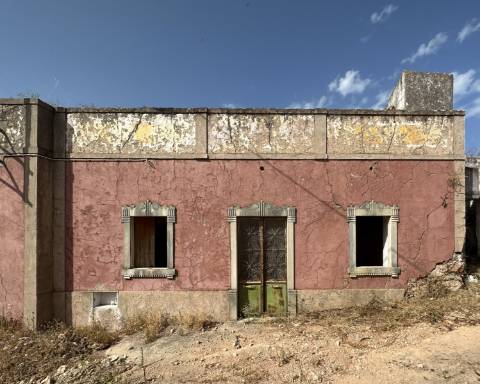 Traditional house in ruins I To renovate I 352 m2 I 3,250 m2 plot I Querença, Loulé