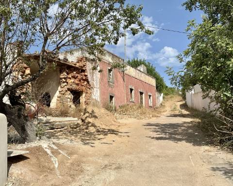 Traditional house in ruins I To renovate I 352 m2 I 3,250 m2 plot I Querença, Loulé