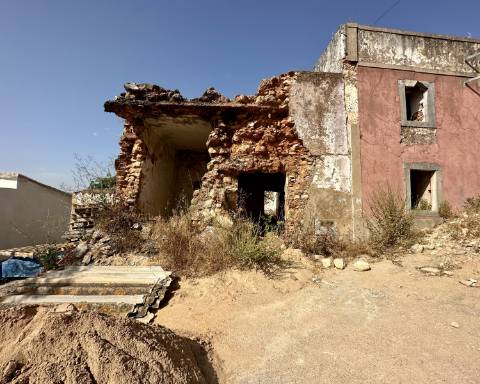 Traditional house in ruins I To renovate I 352 m2 I 3,250 m2 plot I Querença, Loulé
