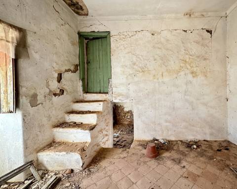 Traditional house in ruins I To renovate I 352 m2 I 3,250 m2 plot I Querença, Loulé