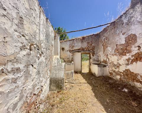 Traditional house in ruins I To renovate I 352 m2 I 3,250 m2 plot I Querença, Loulé