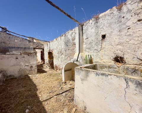 Traditional house in ruins I To renovate I 352 m2 I 3,250 m2 plot I Querença, Loulé