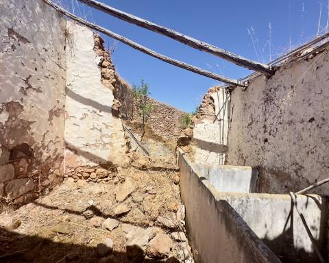 Traditional house in ruins I To renovate I 352 m2 I 3,250 m2 plot I Querença, Loulé
