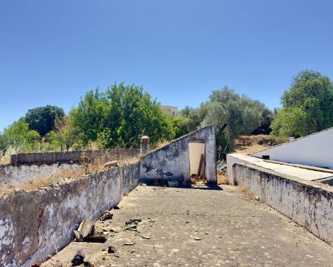 Traditional house in ruins I To renovate I 352 m2 I 3,250 m2 plot I Querença, Loulé
