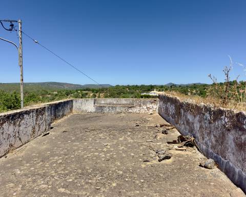 Traditional house in ruins I To renovate I 352 m2 I 3,250 m2 plot I Querença, Loulé