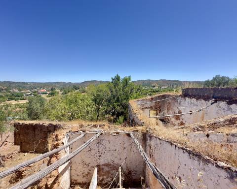 Traditional house in ruins I To renovate I 352 m2 I 3,250 m2 plot I Querença, Loulé