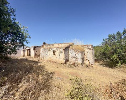 Traditional house in ruins I To renovate I 352 m2 I 3,250 m2 plot I Querença, Loulé