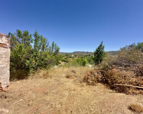 Traditional house in ruins I To renovate I 352 m2 I 3,250 m2 plot I Querença, Loulé