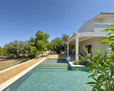 Espaçosa moradia renovada de 294 m2 | 4 quartos em suite | 1 piso | Piscina | Terreno de 2 440 m2 | Paderne, Albufeira.