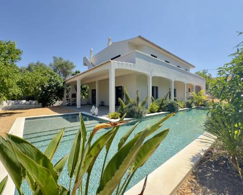 Espaçosa moradia renovada de 294 m2 | 4 quartos em suite | 1 piso | Piscina | Terreno de 2 440 m2 | Paderne, Albufeira.
