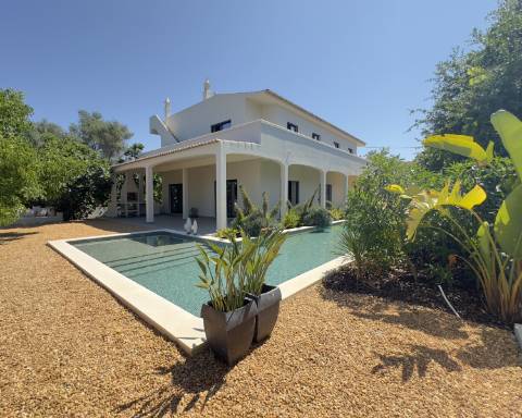 Espaçosa moradia renovada de 294 m2 | 4 quartos em suite | 1 piso | Piscina | Terreno de 2 440 m2 | Paderne, Albufeira.