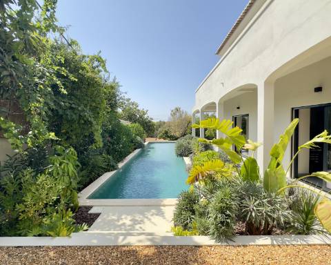 Espaçosa moradia renovada de 294 m2 | 4 quartos em suite | 1 piso | Piscina | Terreno de 2 440 m2 | Paderne, Albufeira.