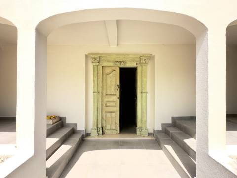 Espaçosa moradia renovada de 294 m2 | 4 quartos em suite | 1 piso | Piscina | Terreno de 2 440 m2 | Paderne, Albufeira.