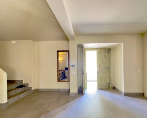 Espaçosa moradia renovada de 294 m2 | 4 quartos em suite | 1 piso | Piscina | Terreno de 2 440 m2 | Paderne, Albufeira.