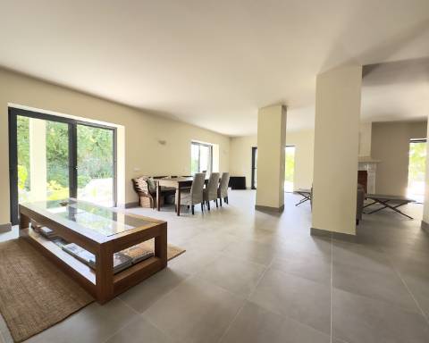 Espaçosa moradia renovada de 294 m2 | 4 quartos em suite | 1 piso | Piscina | Terreno de 2 440 m2 | Paderne, Albufeira.