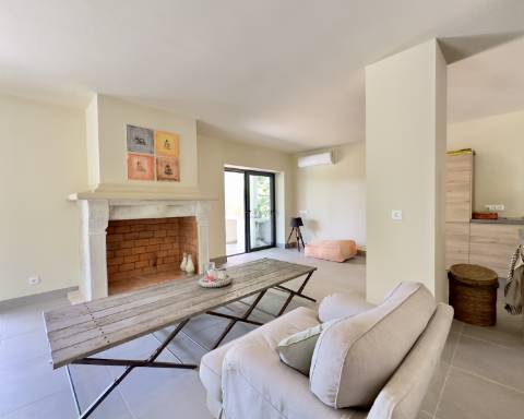 Espaçosa moradia renovada de 294 m2 | 4 quartos em suite | 1 piso | Piscina | Terreno de 2 440 m2 | Paderne, Albufeira.