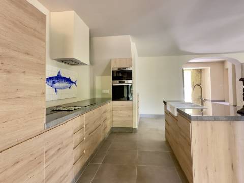 Espaçosa moradia renovada de 294 m2 | 4 quartos em suite | 1 piso | Piscina | Terreno de 2 440 m2 | Paderne, Albufeira.