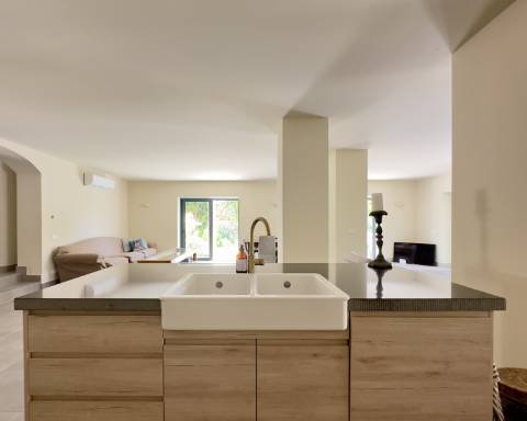 Espaçosa moradia renovada de 294 m2 | 4 quartos em suite | 1 piso | Piscina | Terreno de 2 440 m2 | Paderne, Albufeira.