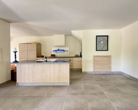 Espaçosa moradia renovada de 294 m2 | 4 quartos em suite | 1 piso | Piscina | Terreno de 2 440 m2 | Paderne, Albufeira.