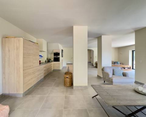 Espaçosa moradia renovada de 294 m2 | 4 quartos em suite | 1 piso | Piscina | Terreno de 2 440 m2 | Paderne, Albufeira.