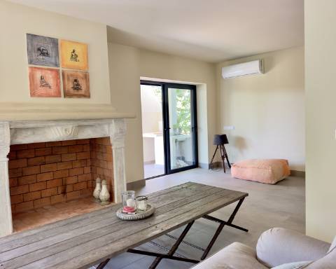 Espaçosa moradia renovada de 294 m2 | 4 quartos em suite | 1 piso | Piscina | Terreno de 2 440 m2 | Paderne, Albufeira.