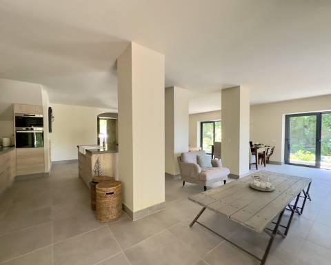 Espaçosa moradia renovada de 294 m2 | 4 quartos em suite | 1 piso | Piscina | Terreno de 2 440 m2 | Paderne, Albufeira.