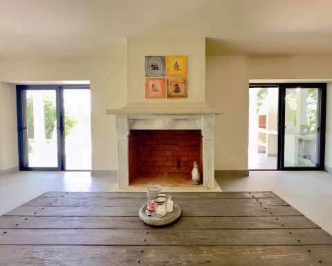 Espaçosa moradia renovada de 294 m2 | 4 quartos em suite | 1 piso | Piscina | Terreno de 2 440 m2 | Paderne, Albufeira.