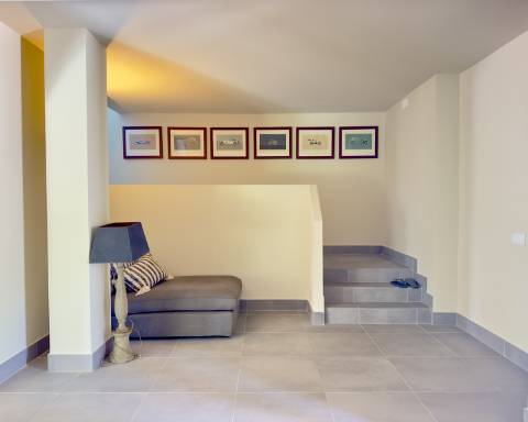 Espaçosa moradia renovada de 294 m2 | 4 quartos em suite | 1 piso | Piscina | Terreno de 2 440 m2 | Paderne, Albufeira.