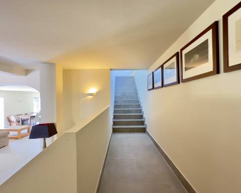 Espaçosa moradia renovada de 294 m2 | 4 quartos em suite | 1 piso | Piscina | Terreno de 2 440 m2 | Paderne, Albufeira.