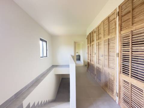 Espaçosa moradia renovada de 294 m2 | 4 quartos em suite | 1 piso | Piscina | Terreno de 2 440 m2 | Paderne, Albufeira.