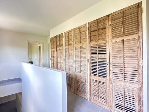 Espaçosa moradia renovada de 294 m2 | 4 quartos em suite | 1 piso | Piscina | Terreno de 2 440 m2 | Paderne, Albufeira.