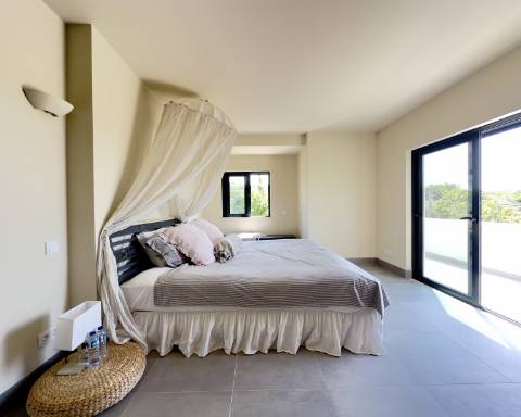 Espaçosa moradia renovada de 294 m2 | 4 quartos em suite | 1 piso | Piscina | Terreno de 2 440 m2 | Paderne, Albufeira.