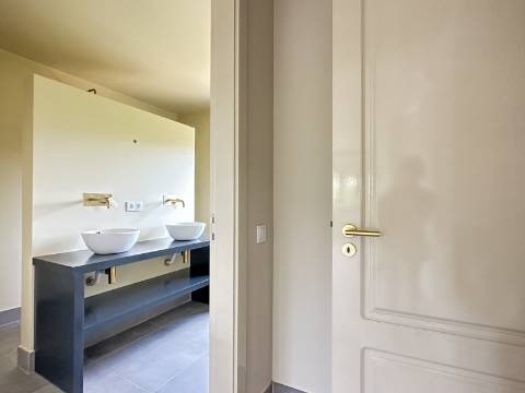 Espaçosa moradia renovada de 294 m2 | 4 quartos em suite | 1 piso | Piscina | Terreno de 2 440 m2 | Paderne, Albufeira.