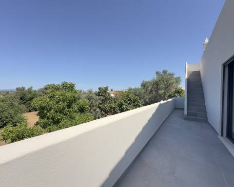 Espaçosa moradia renovada de 294 m2 | 4 quartos em suite | 1 piso | Piscina | Terreno de 2 440 m2 | Paderne, Albufeira.