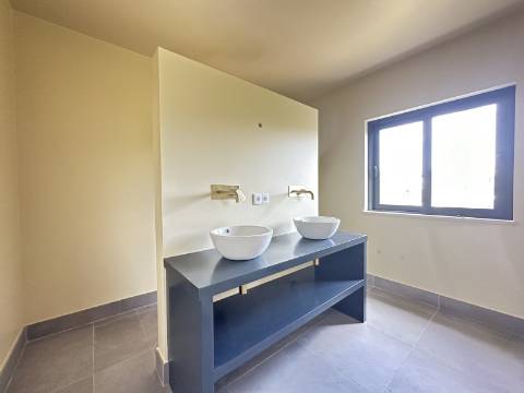 Espaçosa moradia renovada de 294 m2 | 4 quartos em suite | 1 piso | Piscina | Terreno de 2 440 m2 | Paderne, Albufeira.