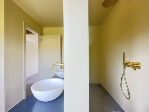 Espaçosa moradia renovada de 294 m2 | 4 quartos em suite | 1 piso | Piscina | Terreno de 2 440 m2 | Paderne, Albufeira.