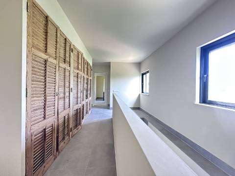 Espaçosa moradia renovada de 294 m2 | 4 quartos em suite | 1 piso | Piscina | Terreno de 2 440 m2 | Paderne, Albufeira.