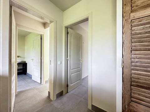 Espaçosa moradia renovada de 294 m2 | 4 quartos em suite | 1 piso | Piscina | Terreno de 2 440 m2 | Paderne, Albufeira.